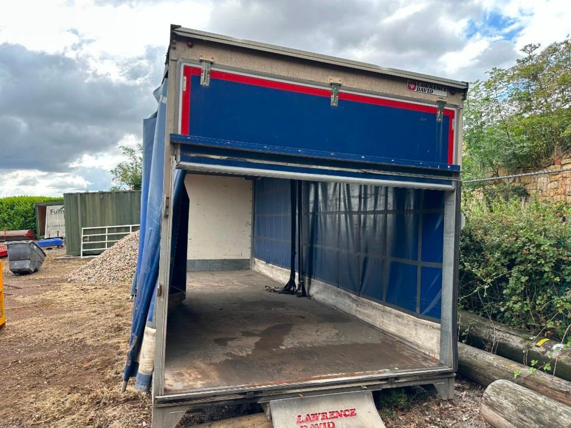 Lawrence David Lorry body with curtain side. 7.0m x 2.5m - Image 3 of 4