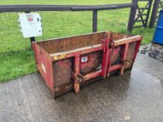 Foster manual tipping transport box, linkage mounted