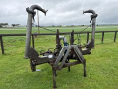 Galvanised c.9m spreading bar with 2No Bauer spreading plates, hydraulic sluices and 4