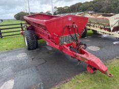 2009 Mallinson Fabrications Ltd twin disc single axle lime spreader, belt fed, wheel driven on BKT 5
