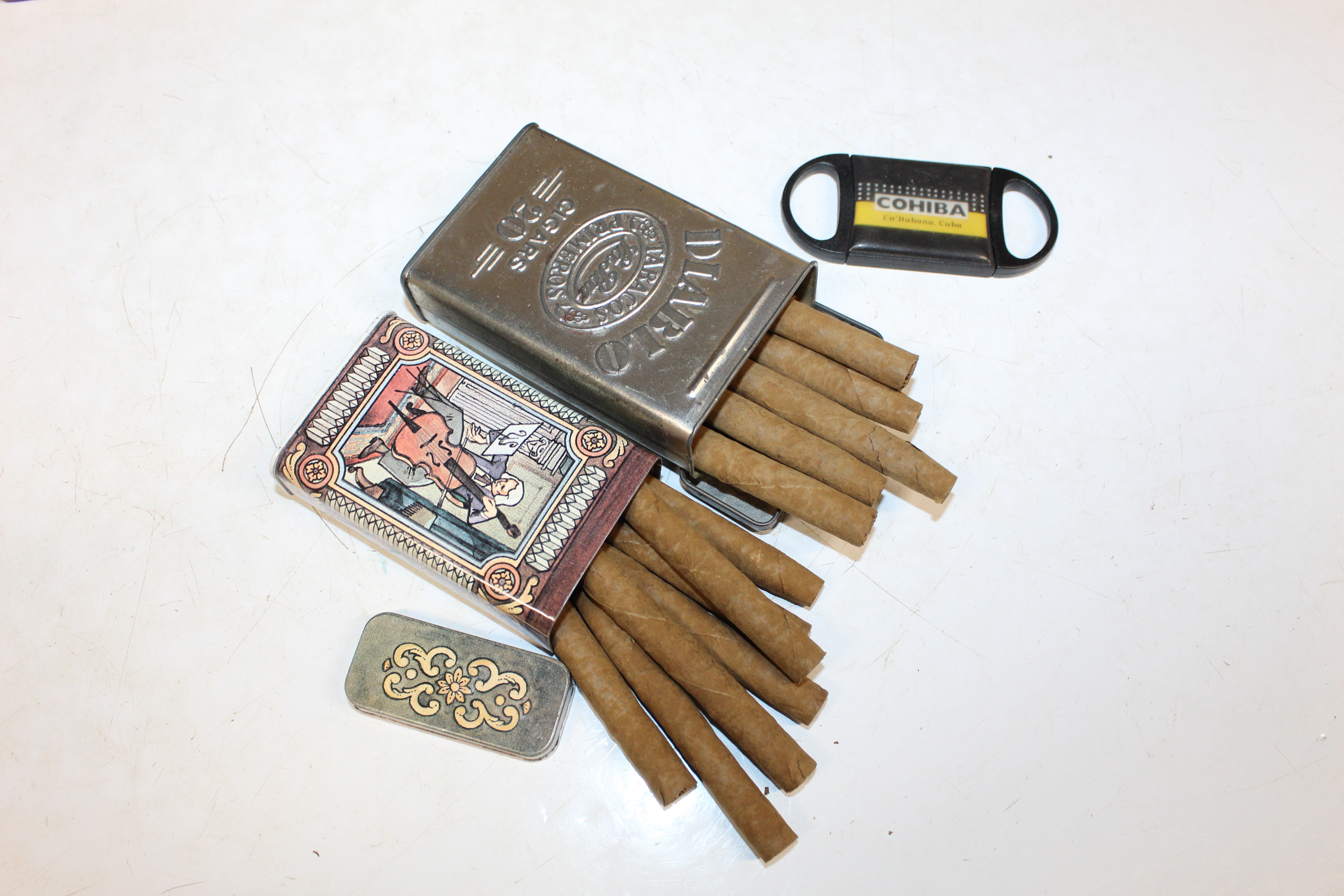 A carved hardwood box and contents of various ciga - Image 4 of 7