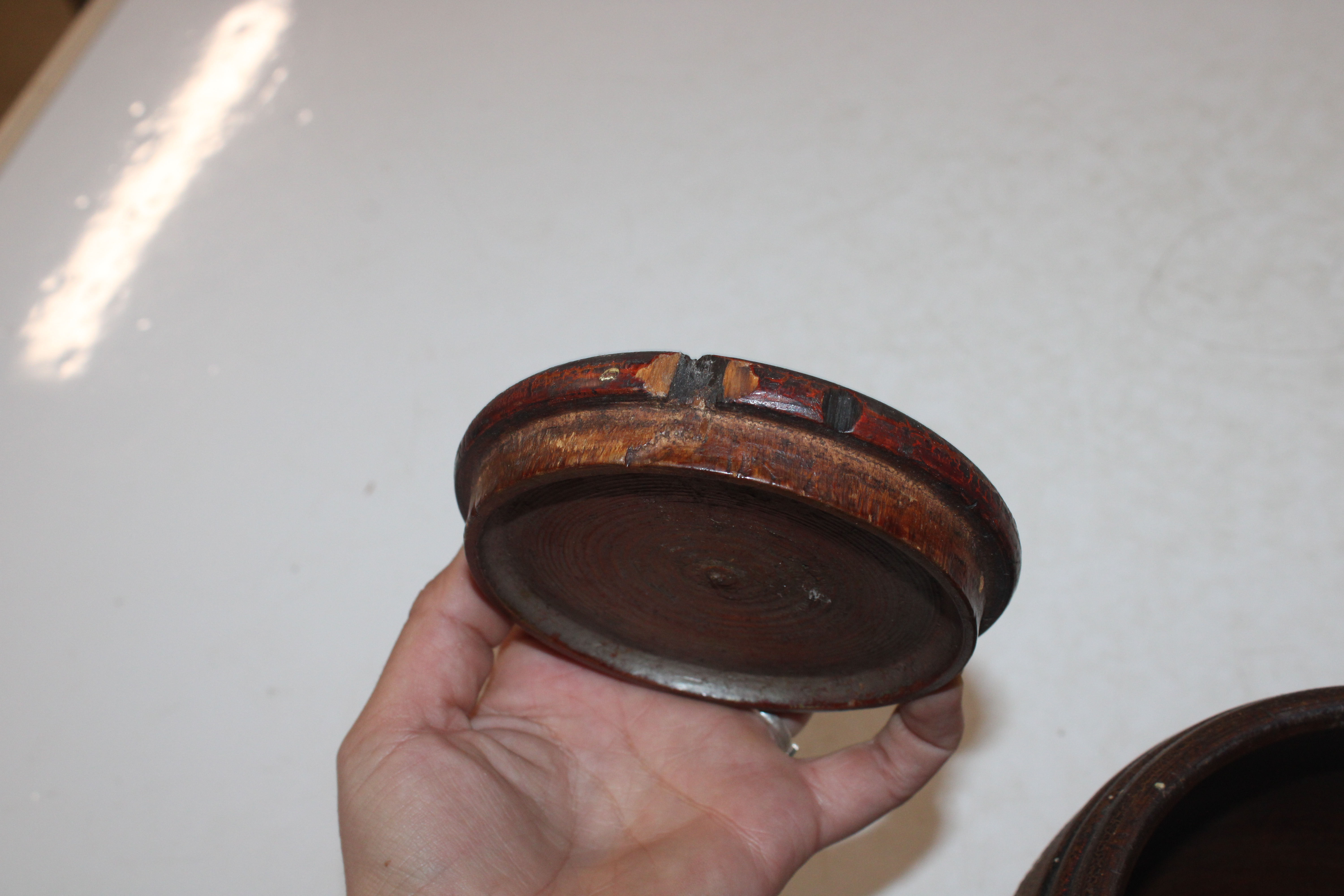 A turned wooden jar and cover - Image 3 of 17