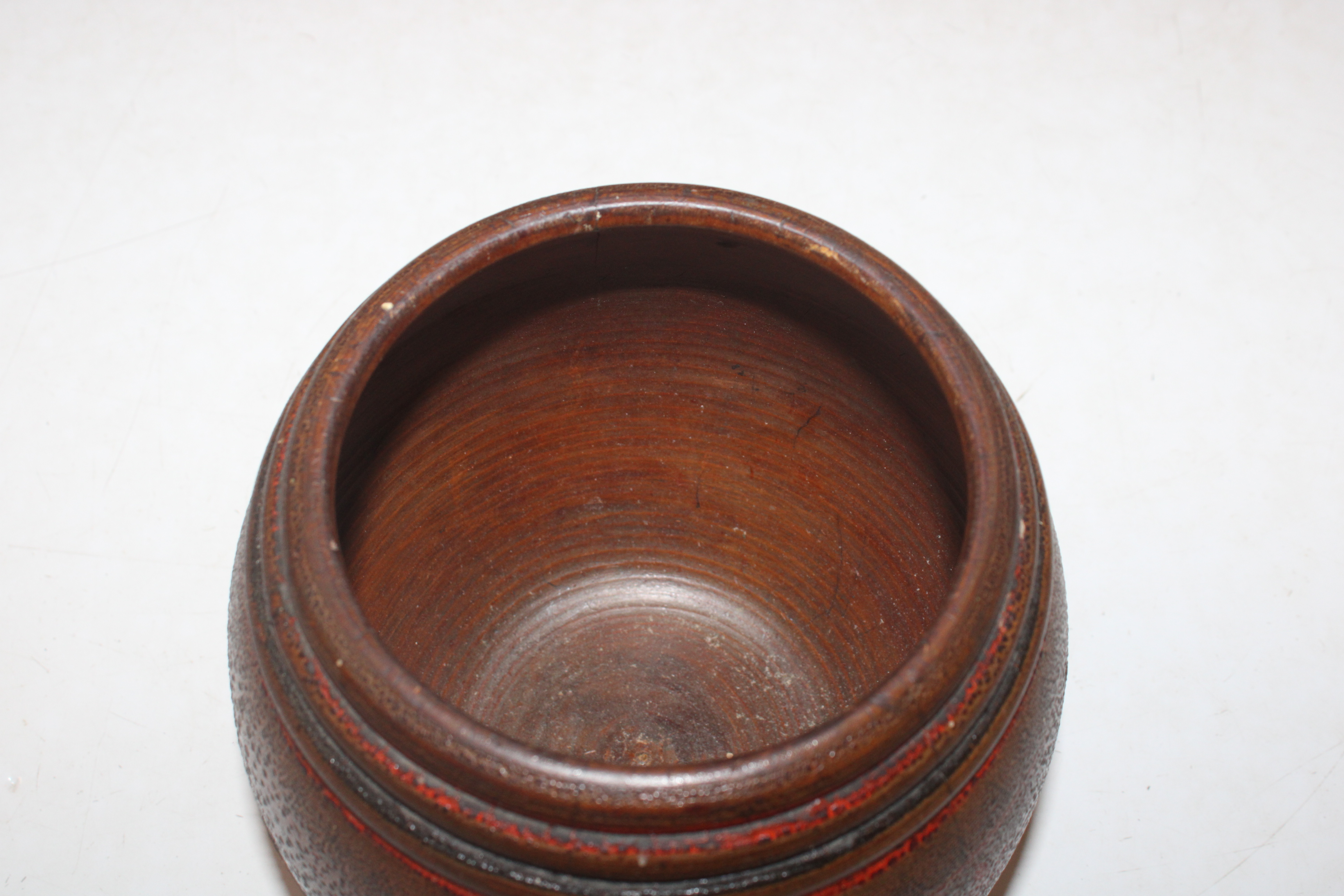 A turned wooden jar and cover - Image 6 of 17
