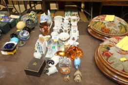 A quantity of crested ware, an Italian cat ornamen