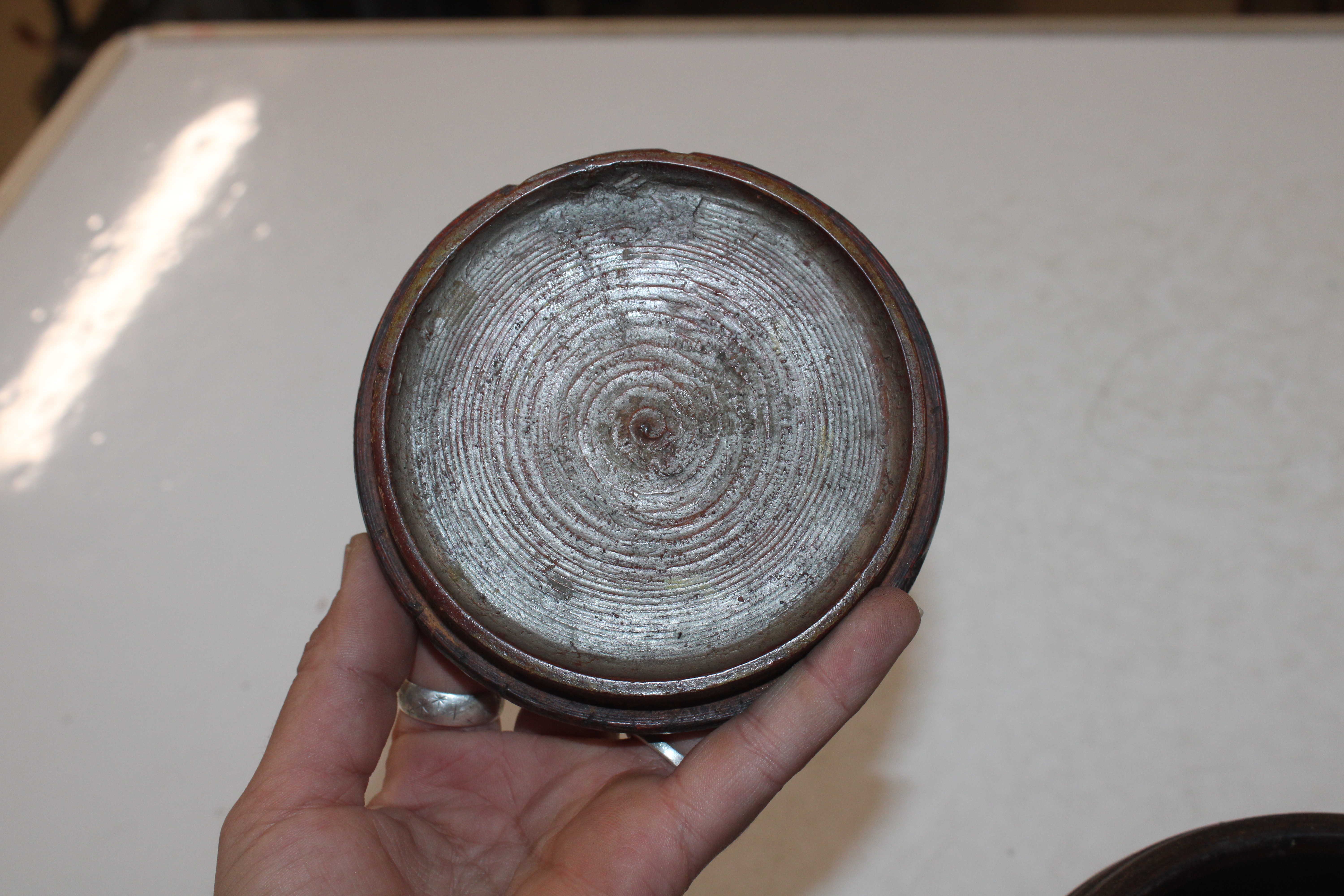 A turned wooden jar and cover - Image 4 of 17