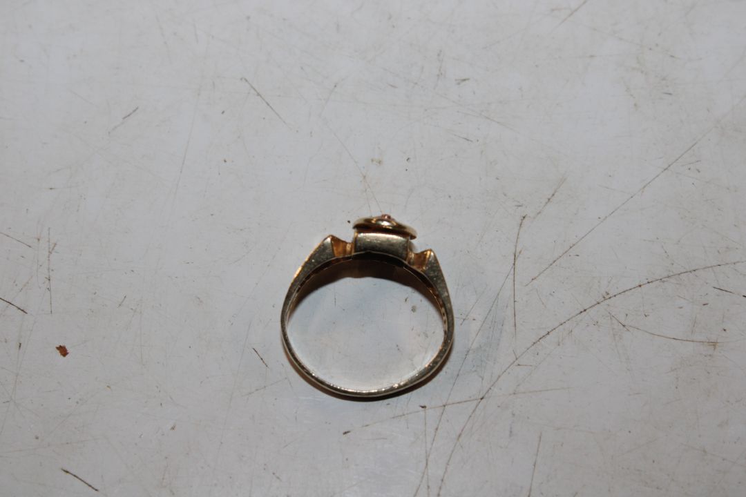A yellow metal (marked 14K) ring with rose gold me - Image 3 of 4