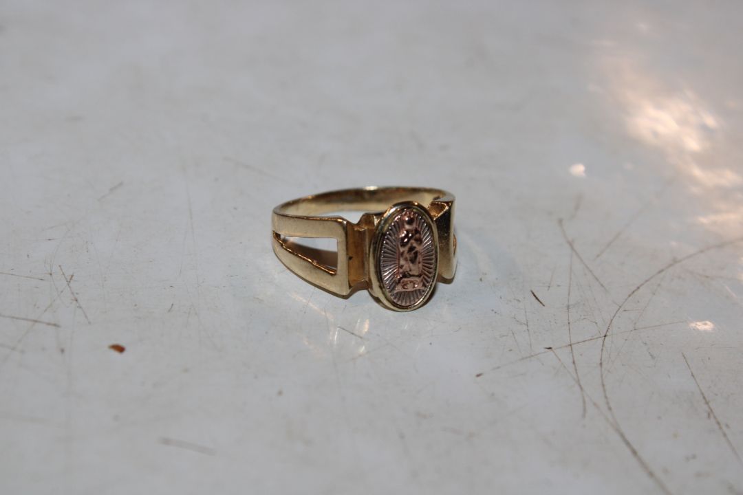 A yellow metal (marked 14K) ring with rose gold me - Image 1 of 4