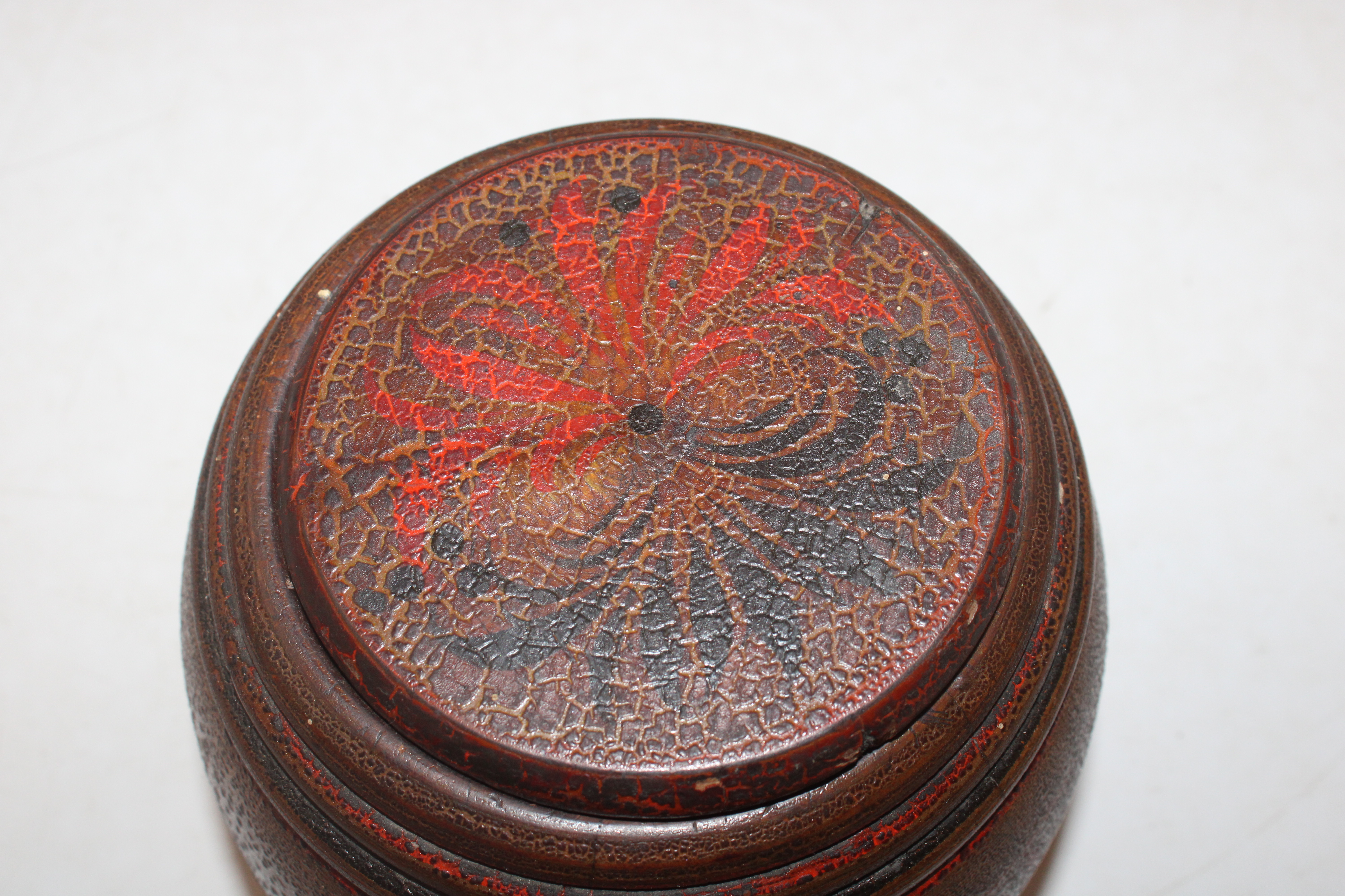 A turned wooden jar and cover - Image 2 of 17