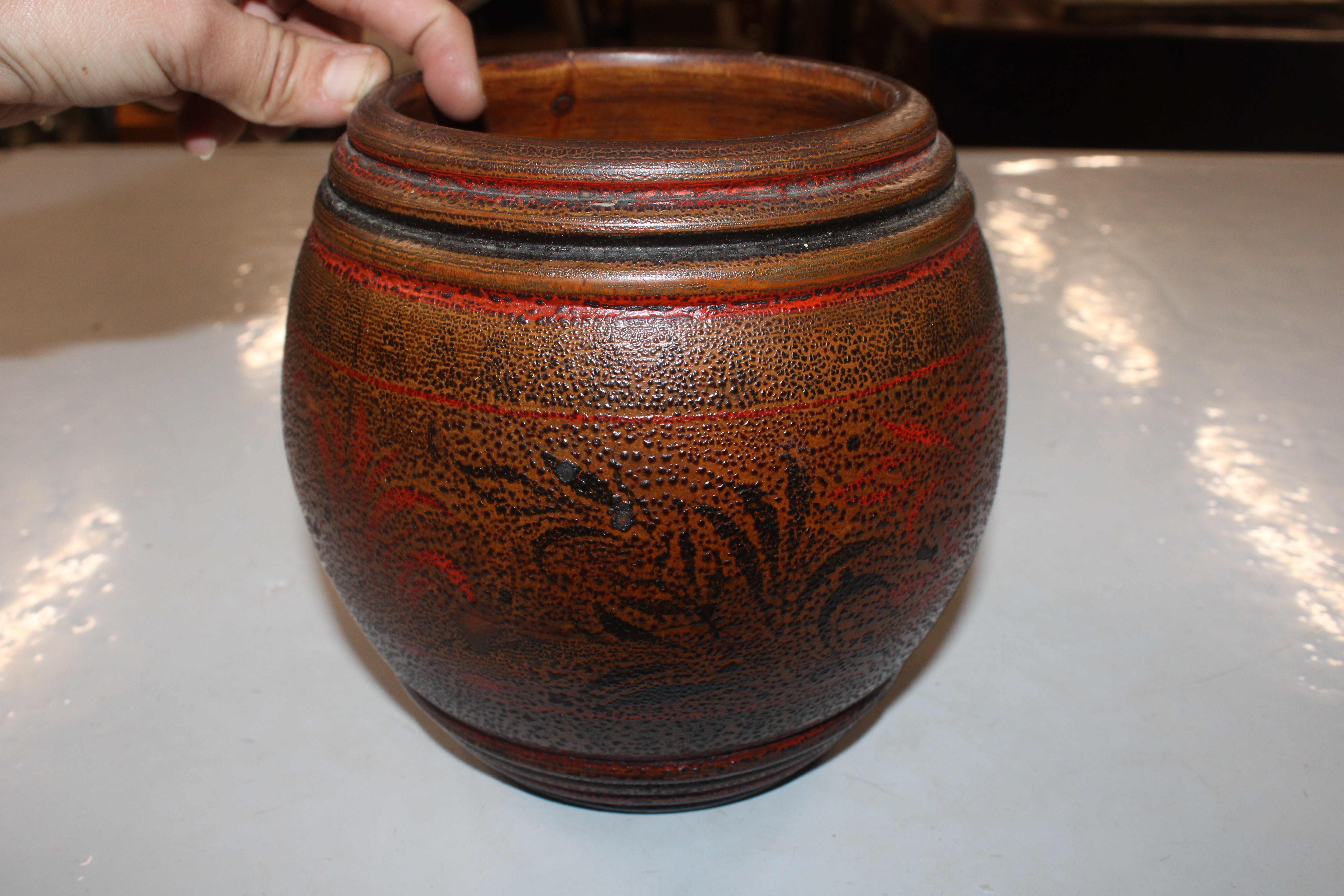 A turned wooden jar and cover - Image 8 of 17