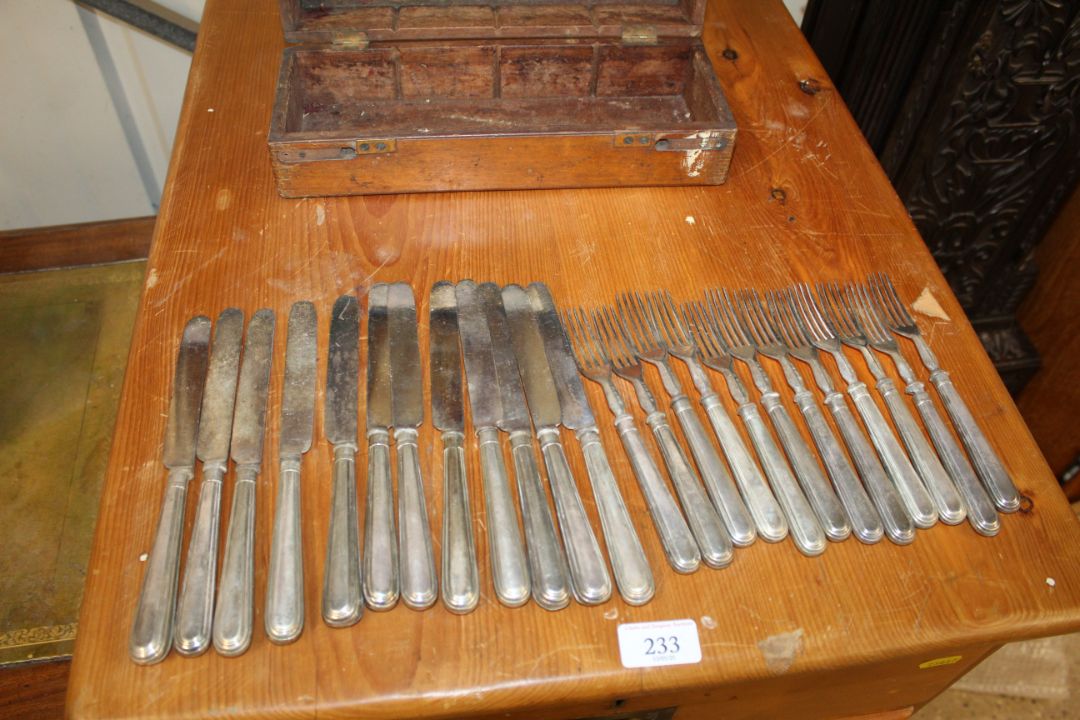 A wooden box and contents of silver plated flatwar - Image 3 of 3