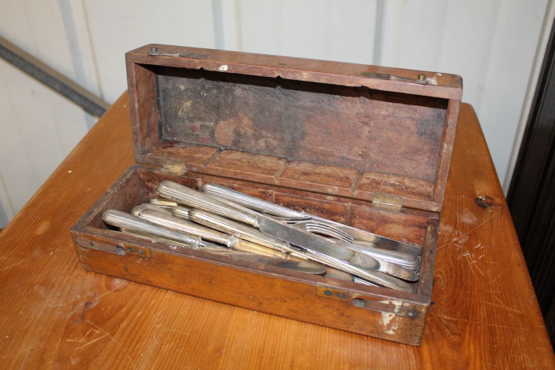 A wooden box and contents of silver plated flatwar - Image 2 of 3
