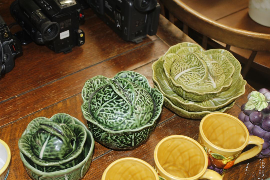A collection of various pottery to include Cabbage Leaf dishes and bowls, a 'Fiesta USA' jug and a - Image 4 of 7