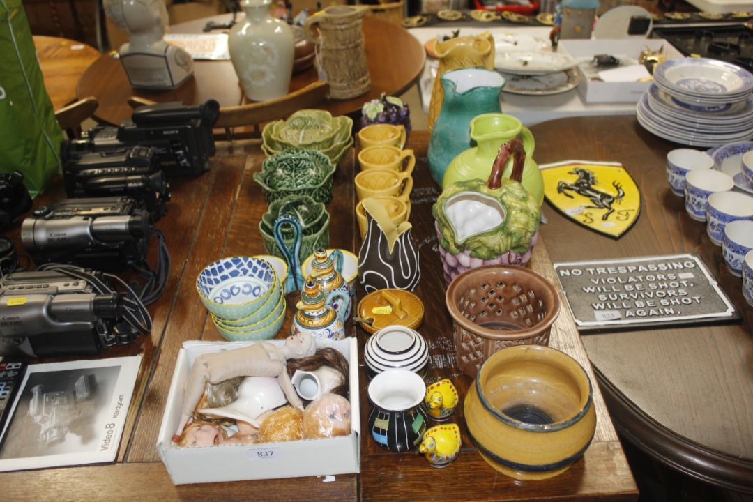 A collection of various pottery to include Cabbage Leaf dishes and bowls, a 'Fiesta USA' jug and a - Image 1 of 7
