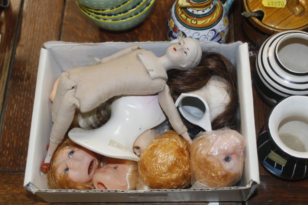 A collection of various pottery to include Cabbage Leaf dishes and bowls, a 'Fiesta USA' jug and a - Image 5 of 7