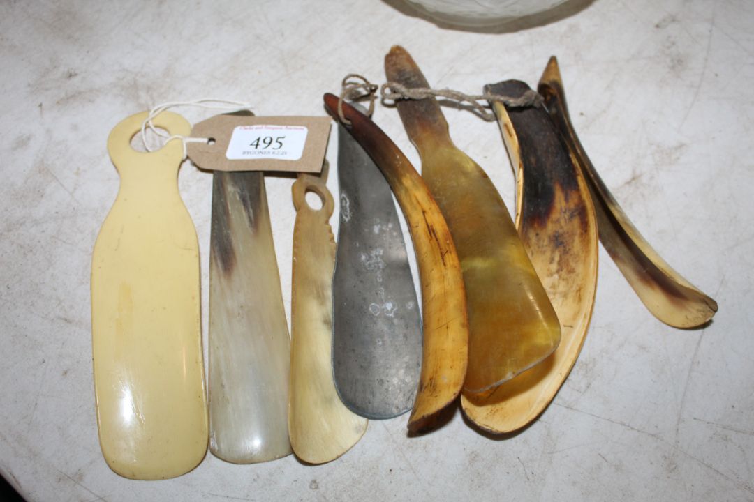 A quantity of horn shoe horns and two others