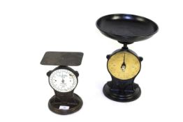 A Salters Family Scales No. 150 to weight 14lbs with a brass face, and a Salter No. 25 set of