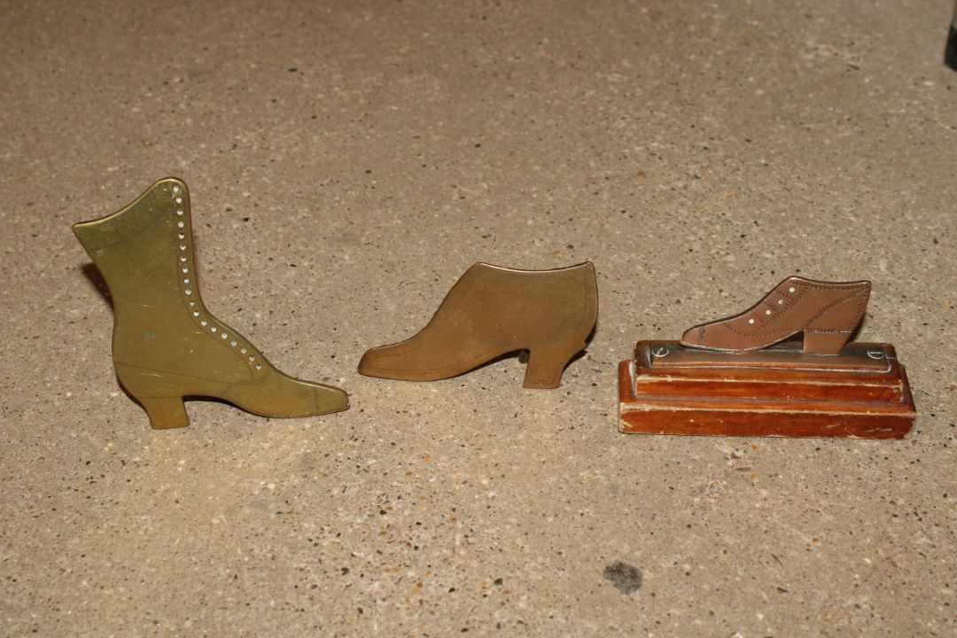 A plastic crate containing various brass fire place ornaments in the form of shoes - Image 3 of 3