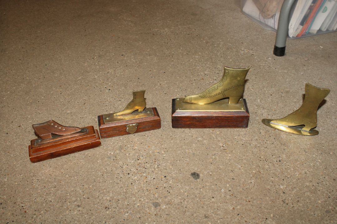 A plastic crate containing various brass fire place ornaments in the form of shoes - Image 2 of 3