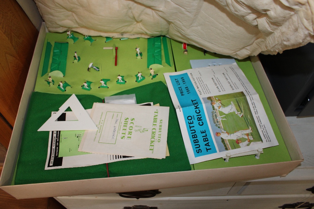 A Subbuteo test match edition Table cricket set (u - Image 2 of 2