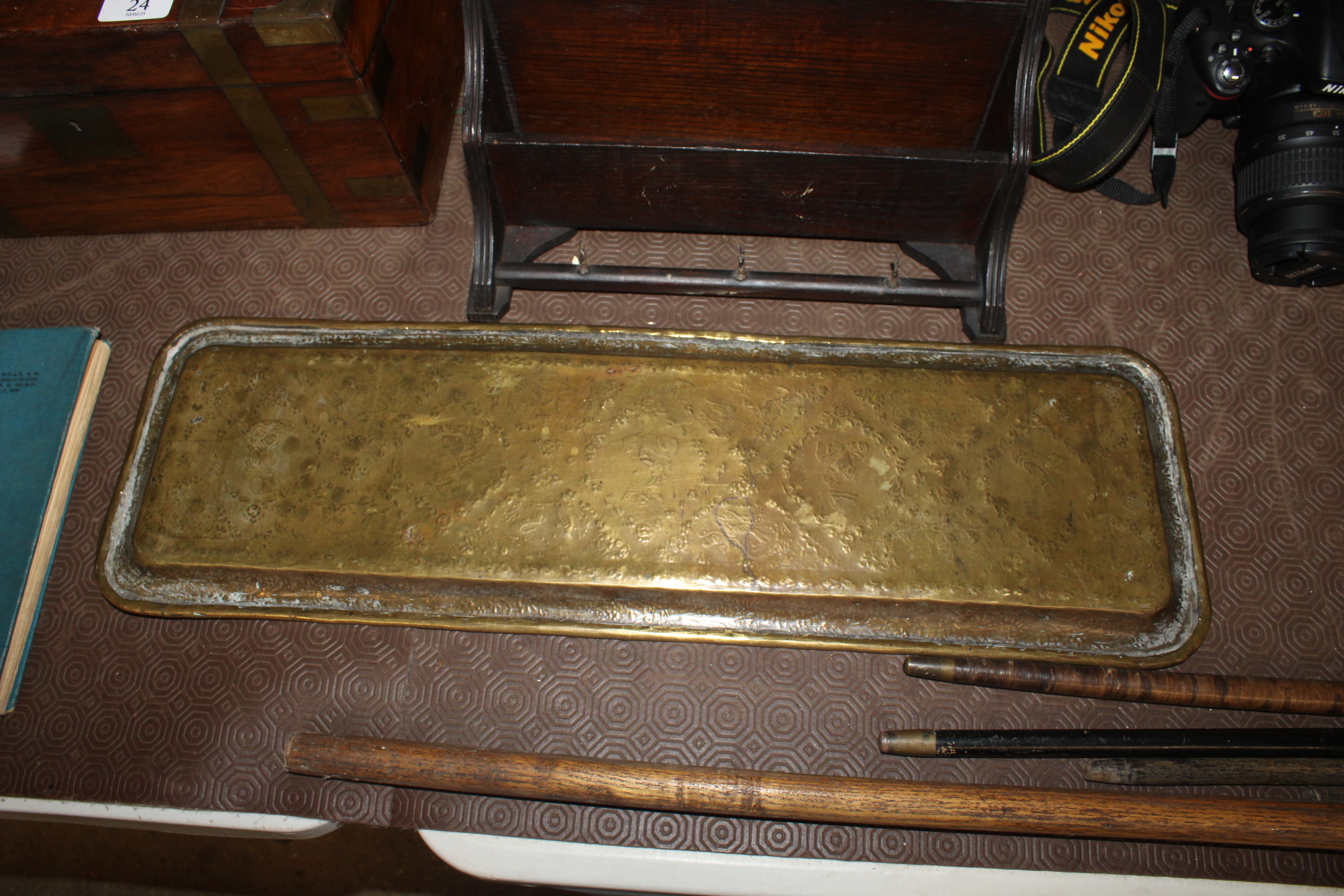 An Islamic brass engraved tray - Image 5 of 5