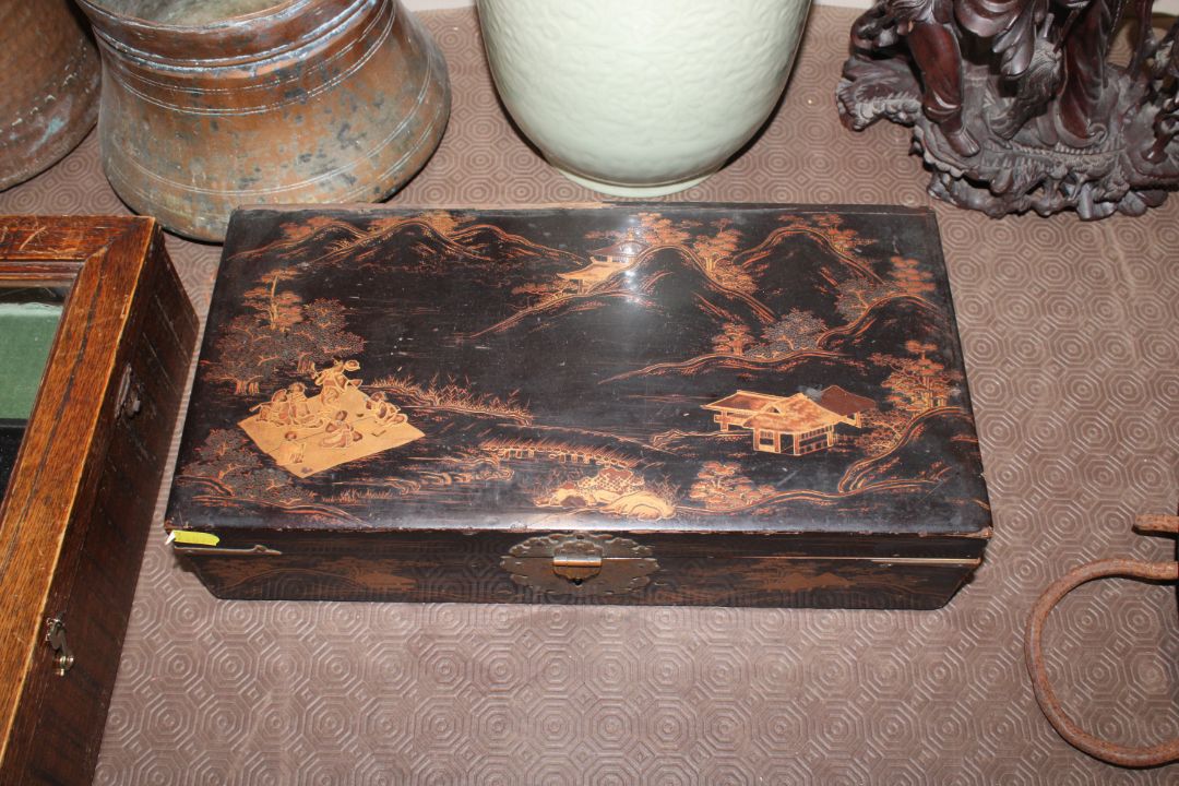 Two oriental lacquered and gilt decorated boxes - Image 9 of 14