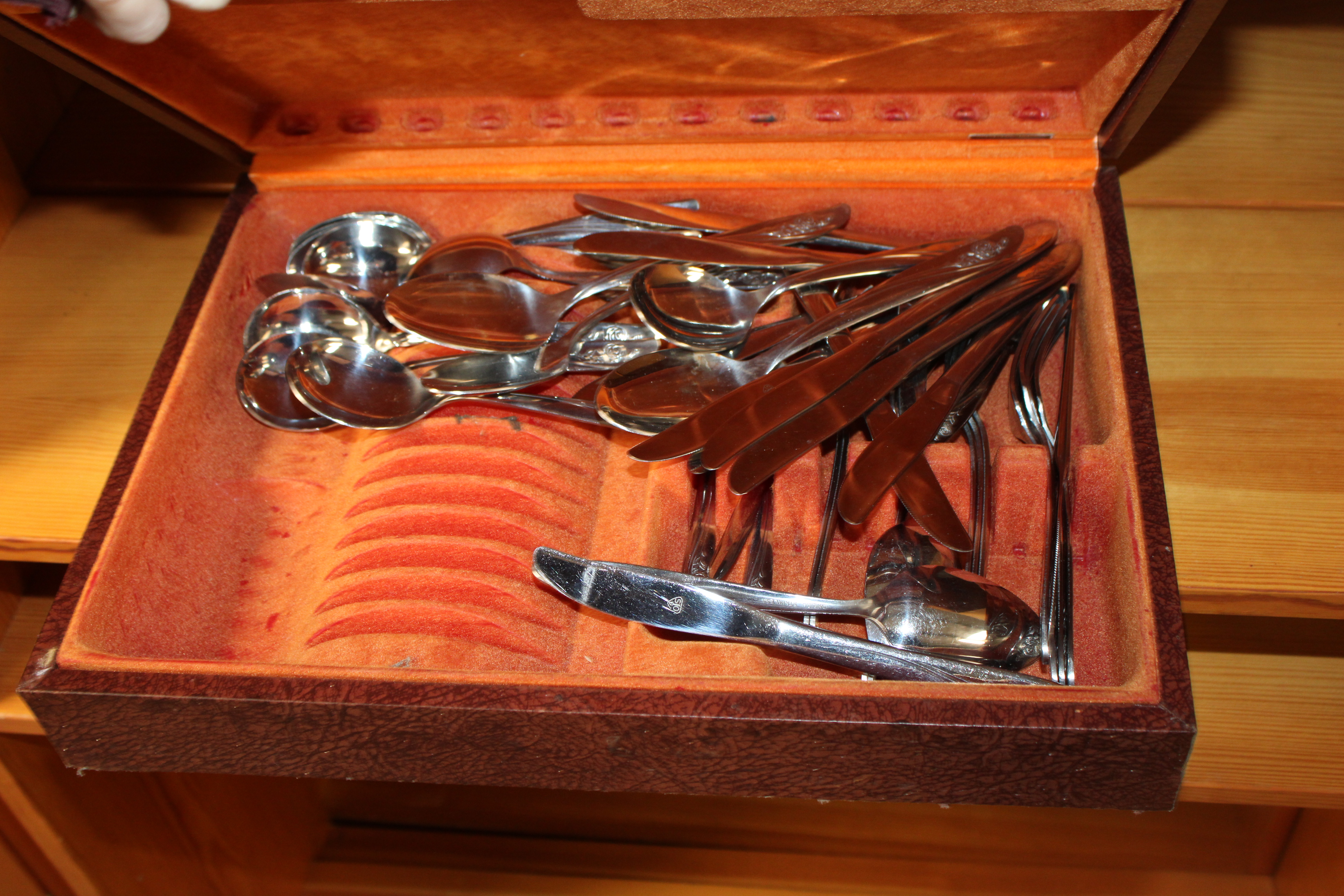 A box containing various stainless steel cutlery - Image 2 of 2