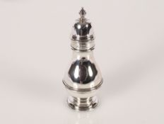 An Edwardian silver baluster sugar shaker, London 1904,16cm high, 127.5gms