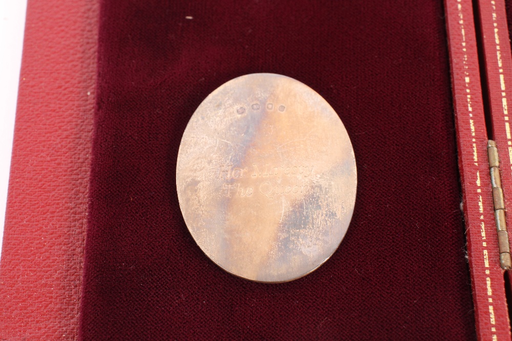 A cased set of six silver medallions depicting The Royal Family, London 1972, 5cm x 4cm, 267gms - Image 4 of 4