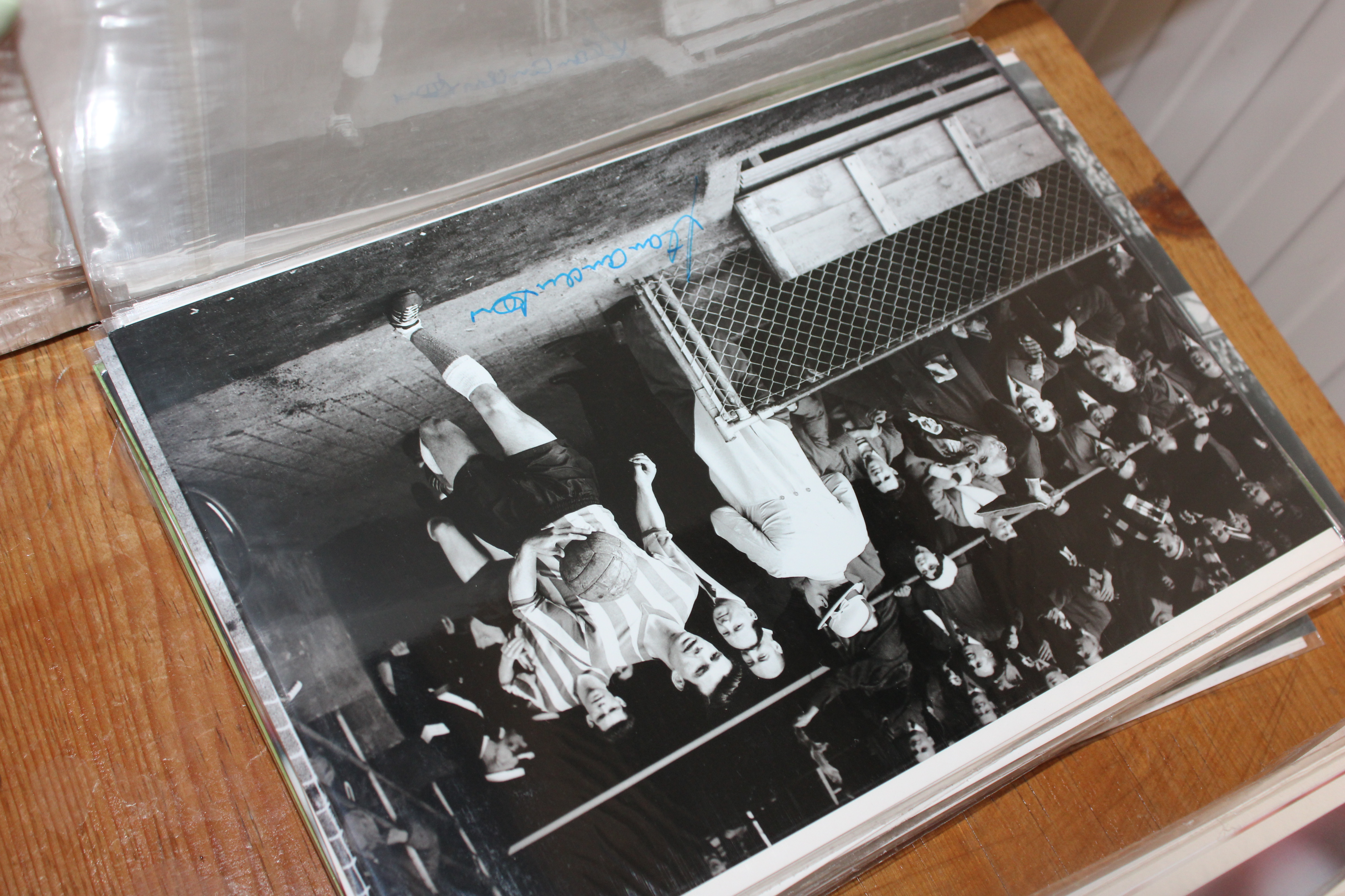 A collection of photographs of footballers - Image 11 of 11