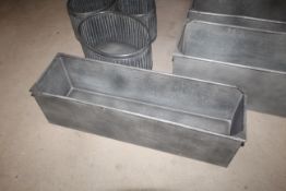A small rectangular planter. Measuring 97cm x 28cm x 28cm. V
