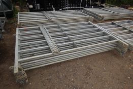 6x Ritchie 2.5m cattle race hurdles. With 7 pins.