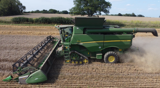 John Deere S685i Combine. Registration AU16 YPD. Date of first registration 21/04/2016. 2,371 engine