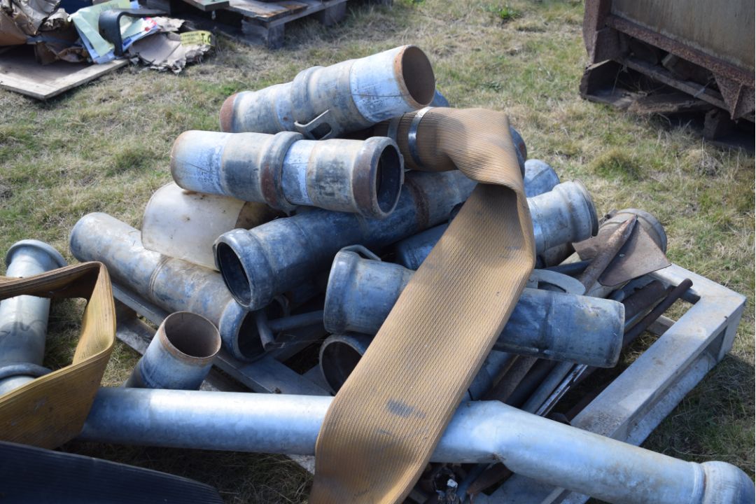Stillage and pallet containing irrigation fittings - Image 3 of 4
