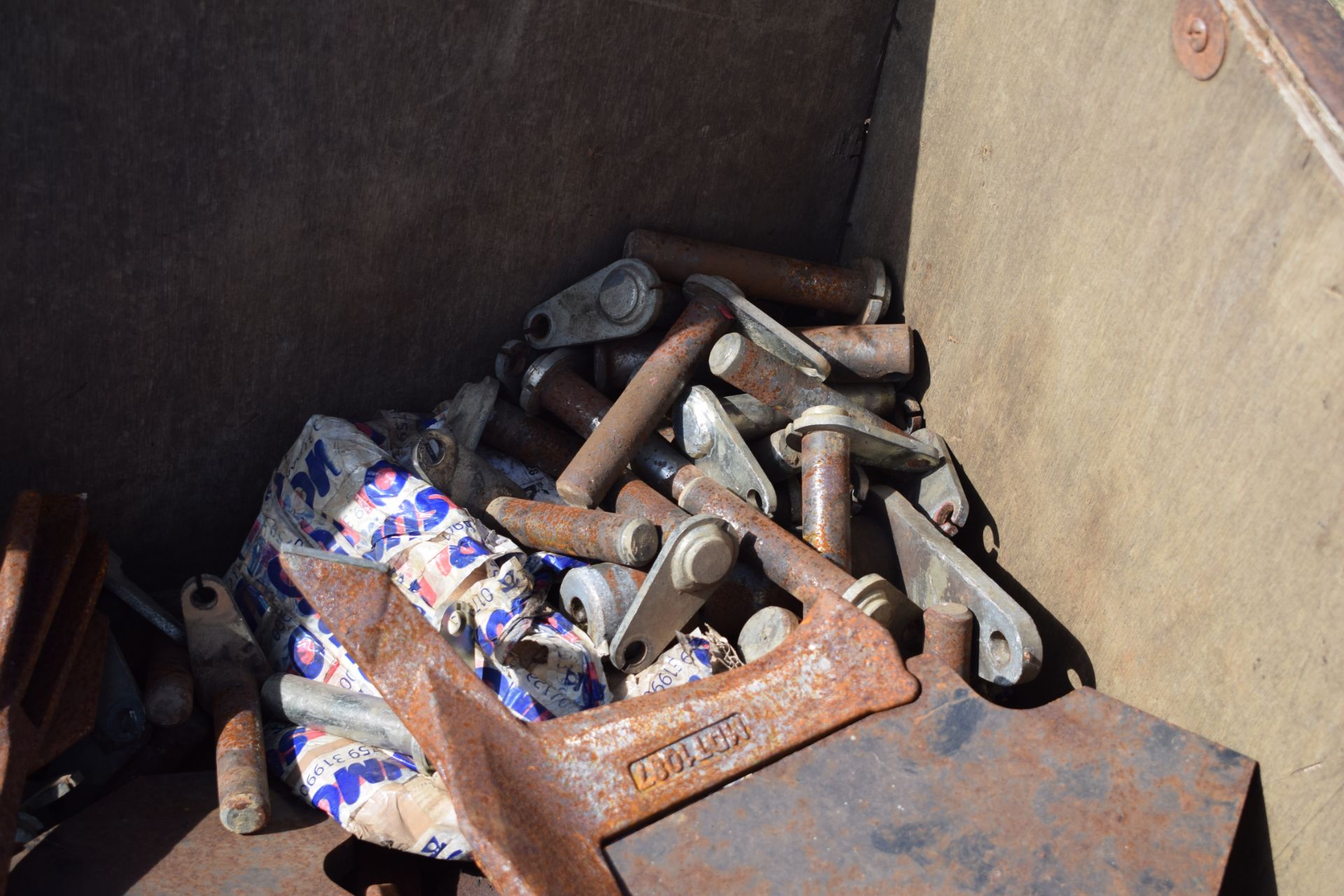 Stillage of Sumo legs, pins, and wearing metal. - Image 3 of 4