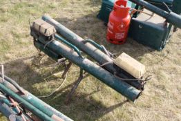 2x Tomahawk gas guns.