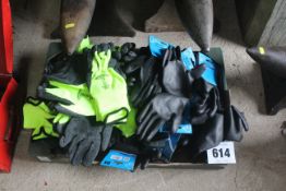 Large quantity of work gloves. V