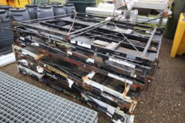 5 Polaris stillages. V