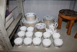 A quantity of Colclough leaf patterned china