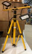 Twin LED Site Light on a telescopic stand 240v - please note: nuts missing off light brackets (P01)