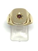 Garnet signet ring 9ct gold, overall weight 5.