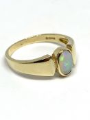 Opal solitaire ring 9ct gold, overall weight 2.
