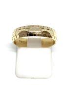 9ct yellow gold band 5.0mm, lined pattern, weight 2.
