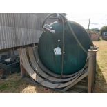 Large Green Water Tank together with submersible pump and stand