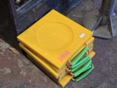 *Outrigger Pads 30x30x3cm