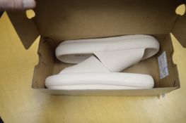 *32 Degrees Cool White Cushion Slide Sliders Size: L