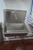 *Stainless Steel Knee Operated Sink with Heater Pump