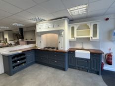 *Bottle Green & Cream Country Style Kitchen (3800x2140mm)