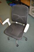 *Contemporary Style White Gas-Lift Chair on Five Spoke Base