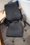 *Gas-Lift Swivel Office Chair
