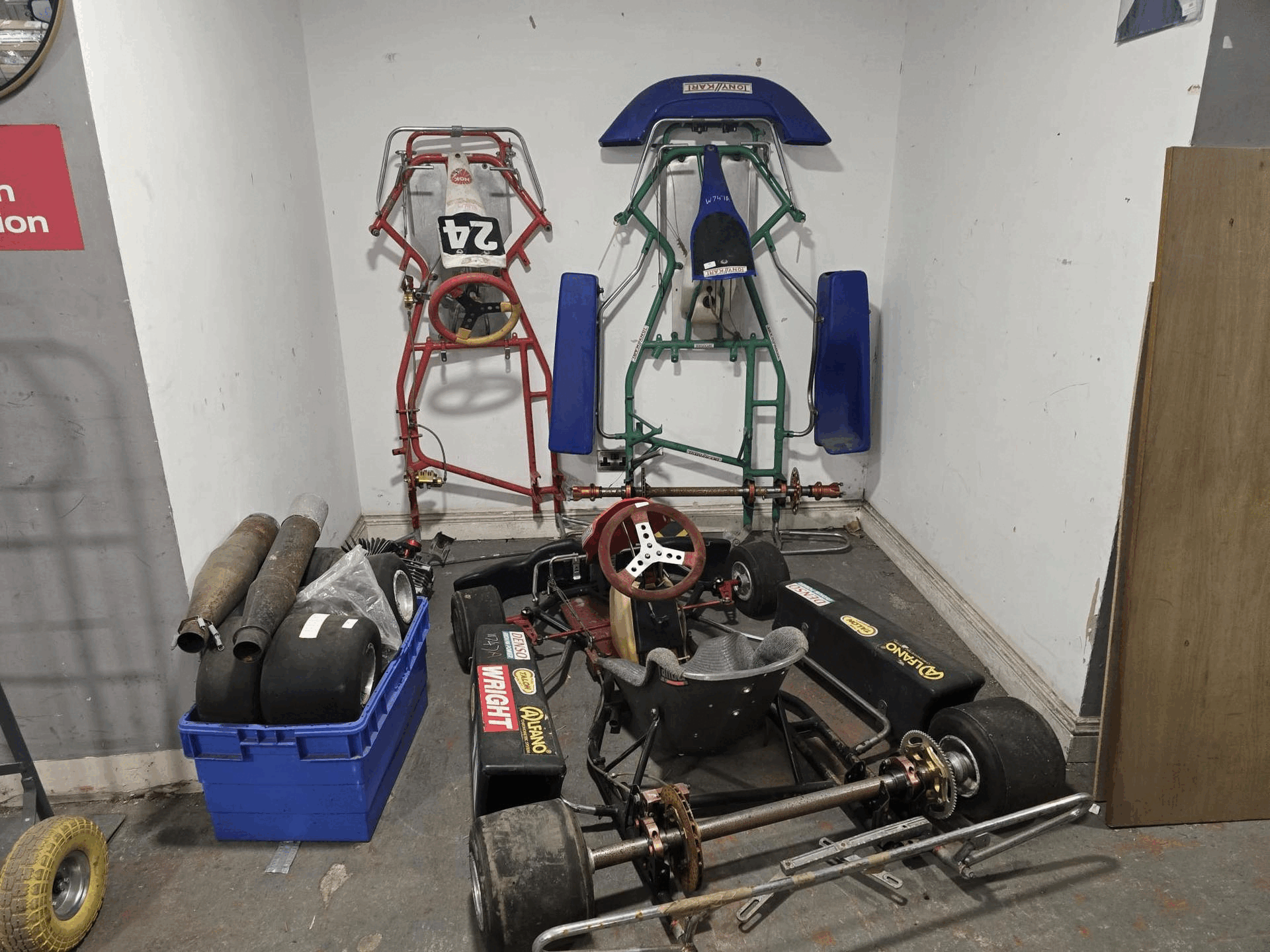 Timed online Auction Ending Monday 19th May at 10:30am (staggered) Tools and DIY Equipment Viewing